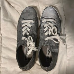 Steve madden emmi silver camo sneakers
